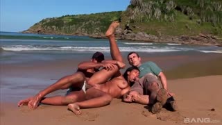 Beach Threesome with Brunette Babalu Gets Double Penetration - наслаждайтесь лучшим порно на HD-PORN.ONLINE