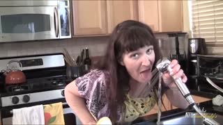 Anna Pleasures Herself in the Kitchen - наслаждайтесь лучшим порно на HD-PORN.ONLINE