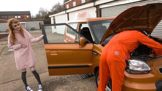 Redhead Minx Squirts on Mechanic's Huge Dick - наслаждайтесь лучшим порно на HD-PORN.ONLINE