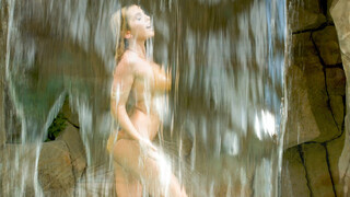 Hot MILF Christie Stevens Fucks Chad White in The Neighbors Pool - наслаждайтесь лучшим порно на HD-PORN.ONLINE