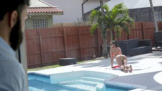 Step Sis Gets Wet in Pool with Step Bro - наслаждайтесь лучшим порно на HD-PORN.ONLINE