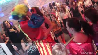 Wild Party Orgy with Hot Blondes and Brunettes Sharing Partners - смотреть новое порно видео HD-PORN.ONLINE
