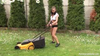 Brunette Gets Face Fucked in Backyard POV - наслаждайтесь лучшим порно на HD-PORN.ONLINE
