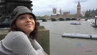 Skinny GF Holly Hendrix Gives Quick Blowjob Before Sightseeing - наслаждайтесь лучшим порно на HD-PORN.ONLINE