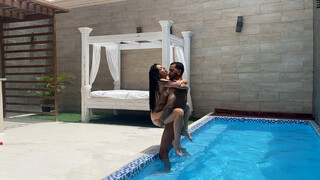 Poolside Two: Carel and Ria Kiss and Fuck - наслаждайтесь лучшим порно на HD-PORN.ONLINE