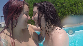 Slippery When Wet: Eva & Sharruska Lesbian Pool Fun - наслаждайтесь лучшим порно на HD-PORN.ONLINE
