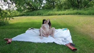 Peach & Daisy Moving To The Country: Lesbian POV Vlog With Pussy Licking - наслаждайтесь лучшим порно на HD-PORN.ONLINE