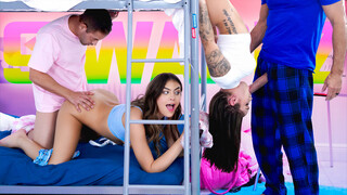 Young and Wild Swap - наслаждайтесь лучшим порно на HD-PORN.ONLINE