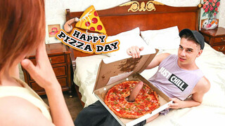 Redhead Violet Clarke's Pizza Party - наслаждайтесь лучшим порно на HD-PORN.ONLINE