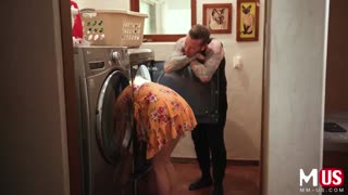 Izzy Lush Brunette Hairy Wet Laundry Fun - наслаждайтесь лучшим порно на HD-PORN.ONLINE