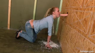 Blonde babe creams hard in jeans at gloryhole - наслаждайтесь лучшим порно на HD-PORN.ONLINE
